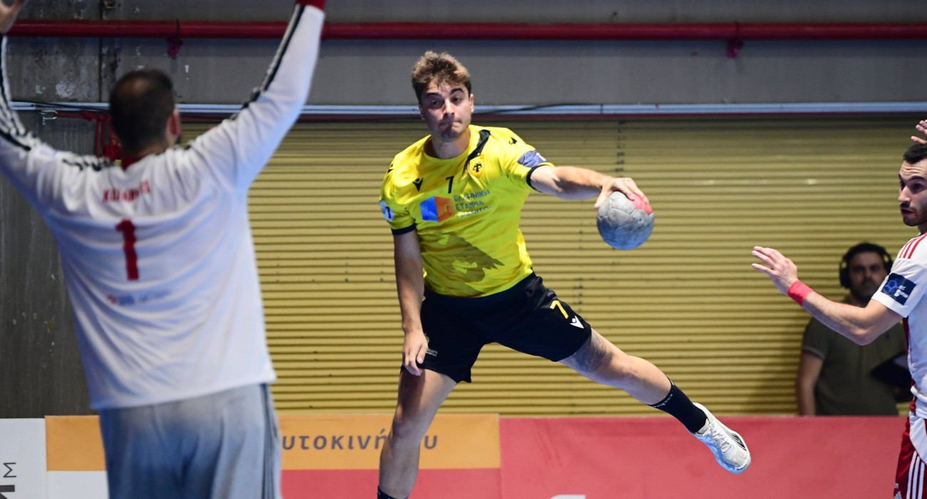 Ο Βίκτωρ Βλαστός με την φανέλα  της ΑΕΚ στον αγώνα κόντρα στον Ολυμπιακό / Πηγή: Eurokinissi