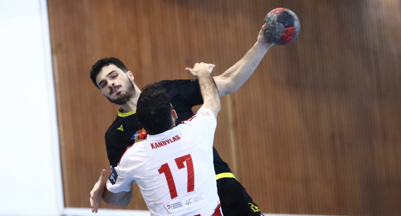 Ο Αλέξανδρος Κουκουλάς με τον Πέτρο Κανδύλα στους τελικούς ανάμεσα σε ΑΕΚ και Ολυμπιακό / Πηγή: Eurokinissi