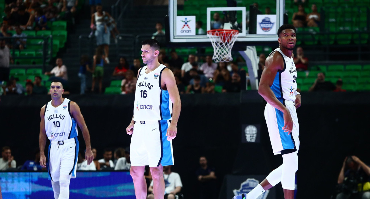 Ο Σλούκας, ο Παπανικολάου και ο Αντετοκούνμπο με την φανέλα της εθνικής Ελλάδας / Πηγή: Eurokinissi