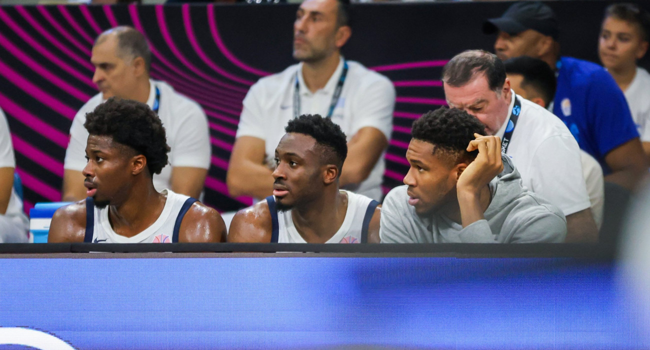 Ο Κώστας ο Θανάσης κι ο Γιάννης Αντετοκούνμπο στην Εθνική / Πηγή: Eurokinissi