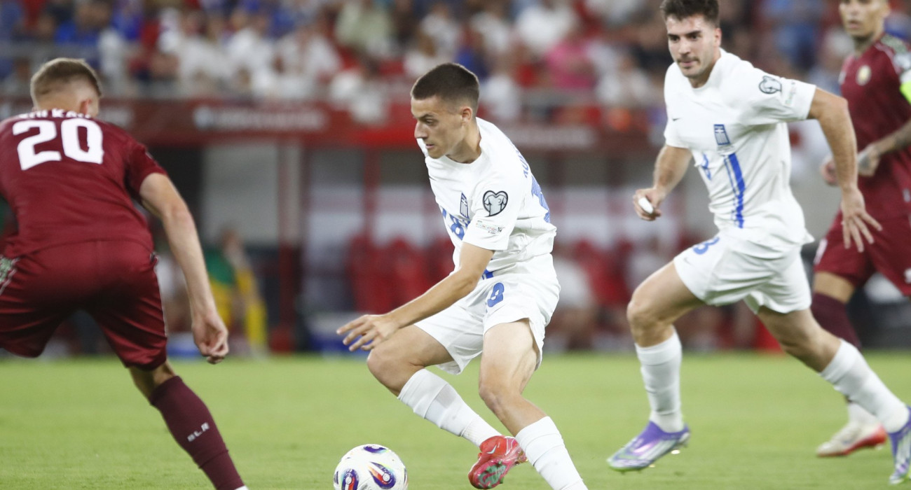 Ο Κωνσταντέλιας ελίσσεται απέναντι στους Λευκορώσους / Πηγή: Eurokinissi