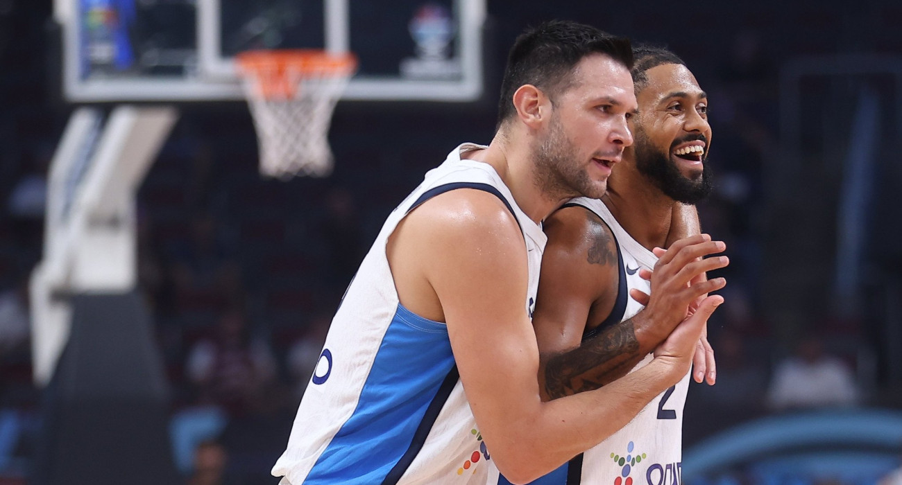 Ο Κώστας Παπανικολάου και ο Τάιλερ Ντόρσεϊ απέναντι στο Ισραήλ / Πηγή: Eurokinissi