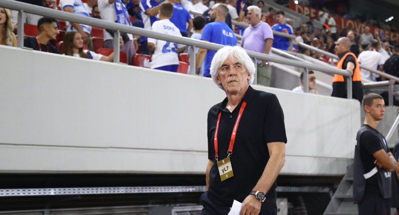 Ο Ιβάν Γιοβάνοβιτς κατά την είσοδό του στο «Γ. Καραϊσκάκης» για τον αγώνα της Ελλάδας με τη Δανία στα Προκριματικά του Παγκοσμίου Κυπέλλου 2026 / Πηγή: Eurokinissi