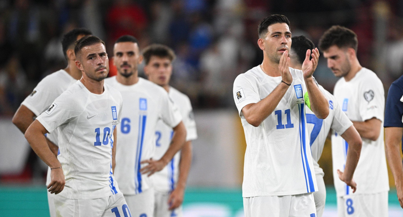 Οι παίκτες της εθνικής μετά το παιχνίδι με την Δανία / Πηγή: Eurokinissi