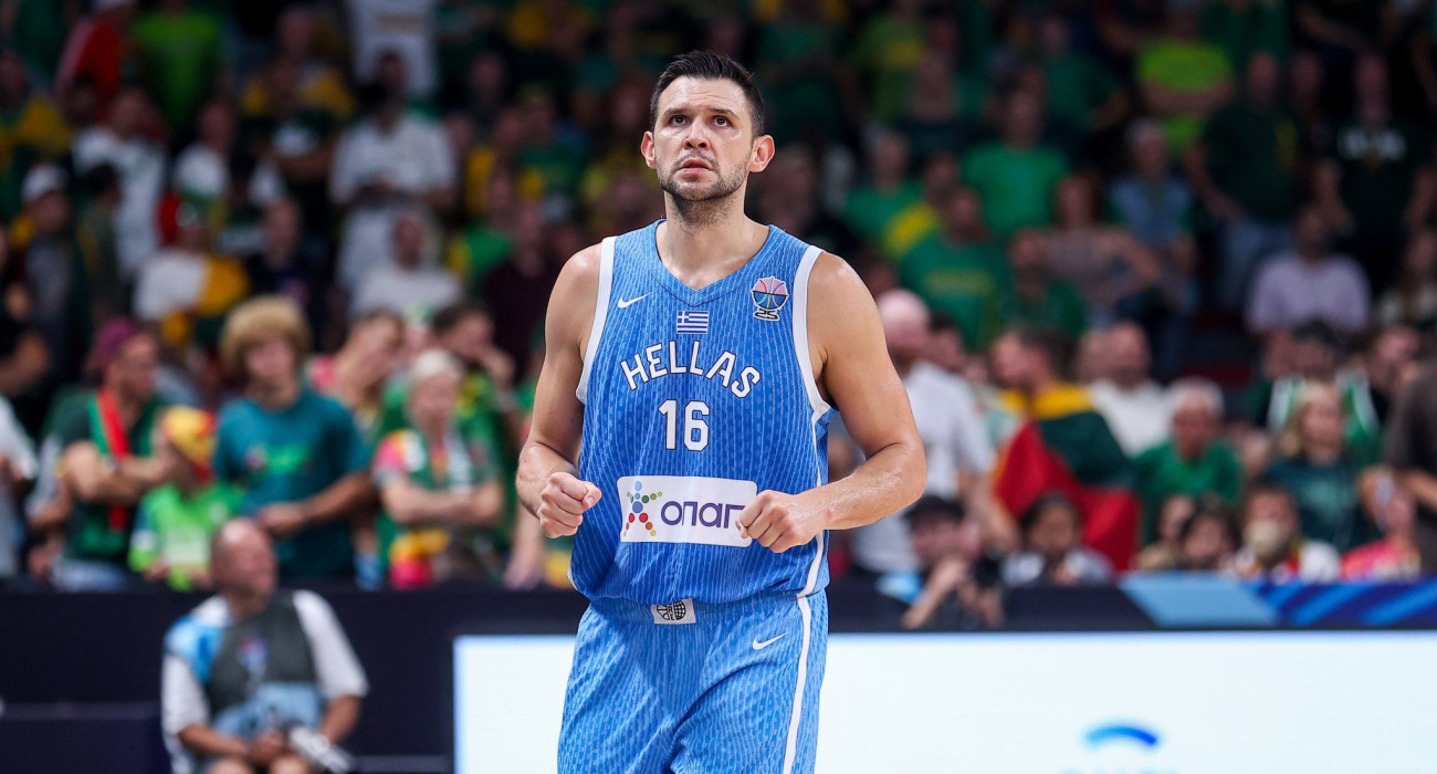 Δυο σφιγμένες γαλανόλευκες γροθιές που έκαναν υπομονή 16 χρόνια