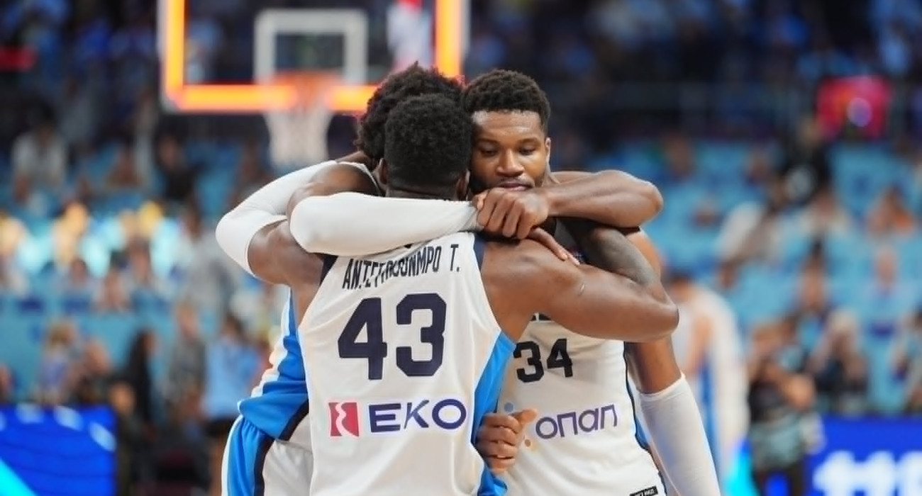 Η αγκαλιά και η ανακούφιση των Αντετοκούνμπο μετά την κατάκτηση του χάλκινου μεταλλίου (pics)