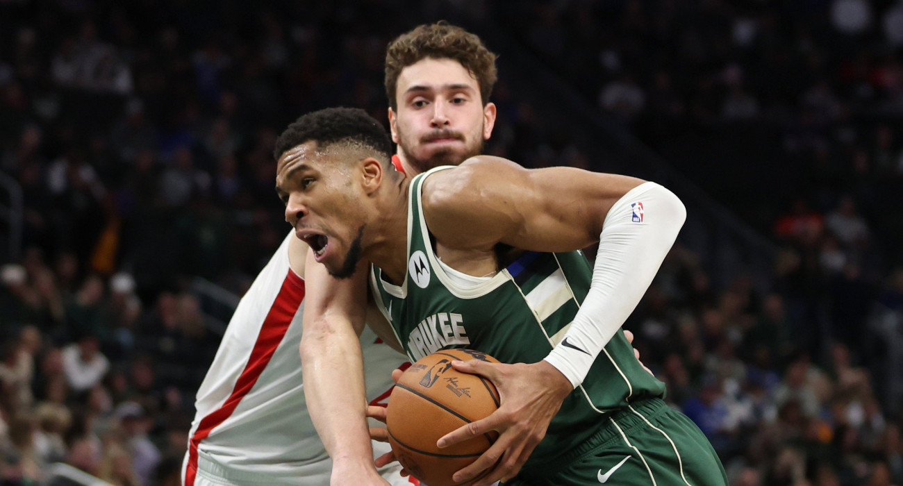 Ο Γιάννης Αντετοκούνμπο κόντρα στον Αλπερέν Σενγκούν σε αγώνα Μπακς-Ρόκετς / Πηγή: Stacy Revere / Getty Images / Ideal Images