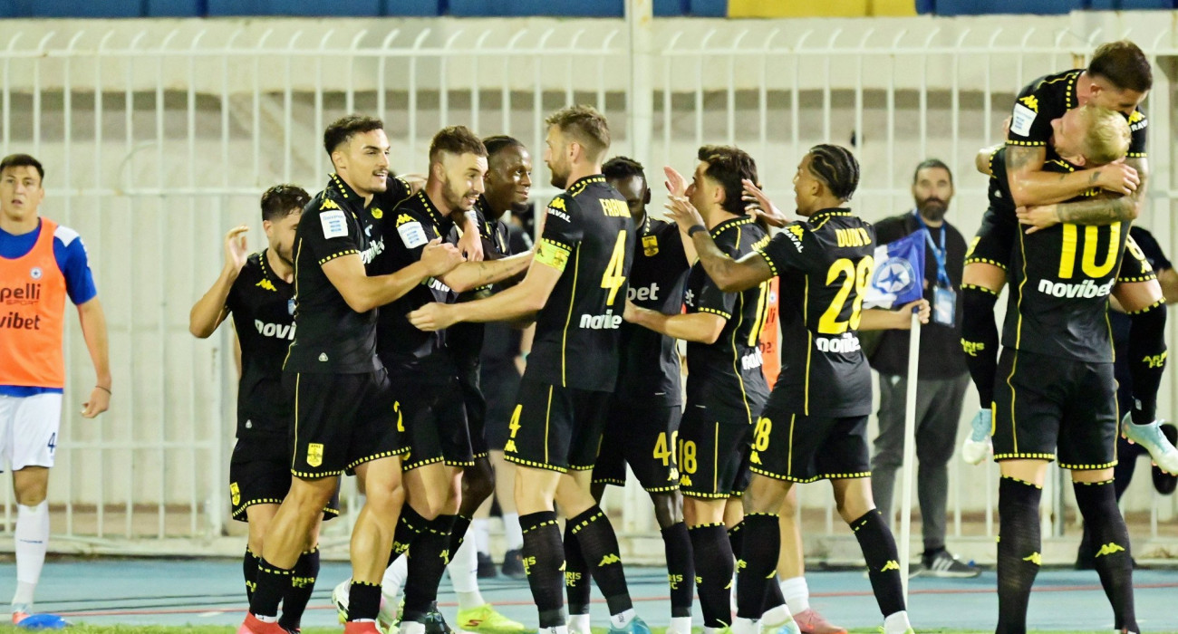 Οι ποδοσφαιριστές του Άρη πανηγυρίζουν τη νίκη στο Περιστέρι / Πηγή: Intime