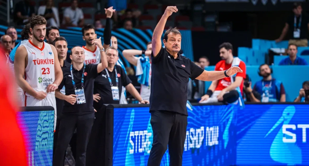 Ο Εργκίν Αταμάν στον πάγκο της Τουρκίας, Πηγή: FIBA