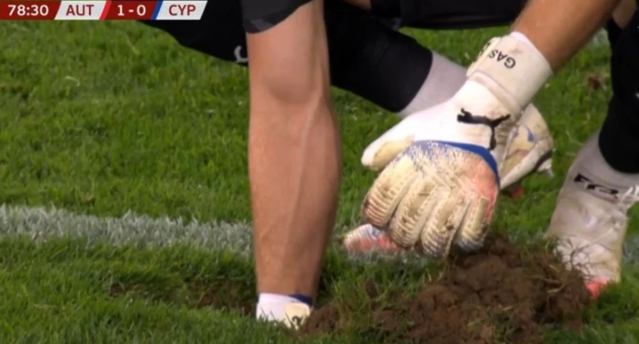 Η τρύπα στο χορτάρι στο Αυστρία-Κύπρος / Screenshot