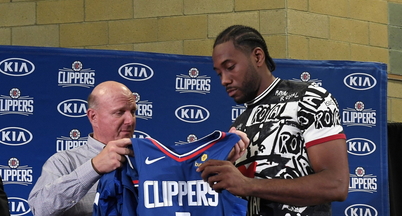 Ο ιδιοκτήρης των Κλίπερς, Στιβ Μπάλμερ με τον Καουάι Λέοναρντ / Πηγή: Getty Images / Ideal Images