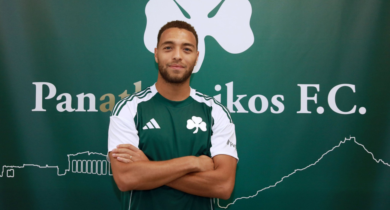 Ο Σίριλ Ντέσερς ποζάρει στο «Γ. Καλαφάτης» λίγο μετά την υπογραφή του στον Παναθηναϊκό - ΠΗΓΗ: ΙΝΤΙΜΕ