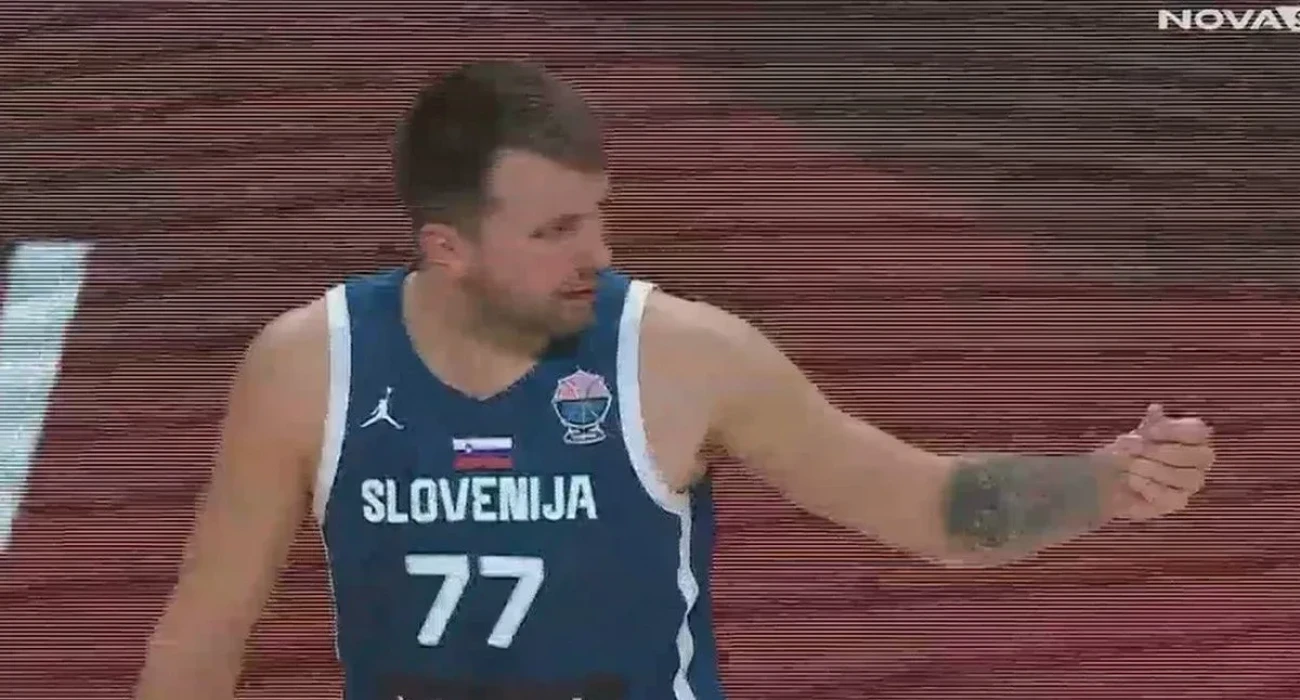 Ο Ντόντσιτς χρεώθηκε με τέταρτο φάουλ και έκανε νόημα στους διαιτητές ότι τα... παίρνουν (pic)