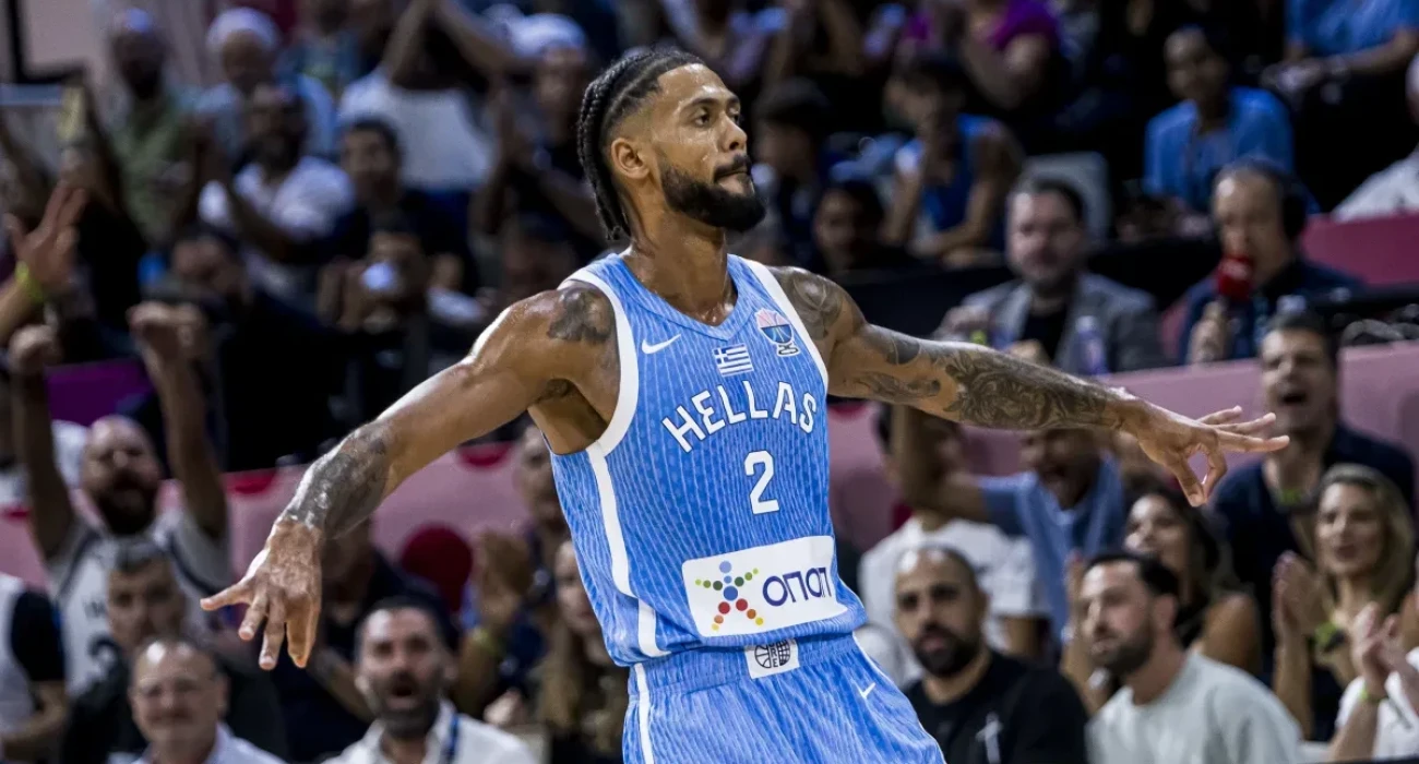 Ο Τάιλερ Ντόρσεϊ πανηγυρίζει με τη φανέλα της Ελλάδας, Πηγή: FIBA