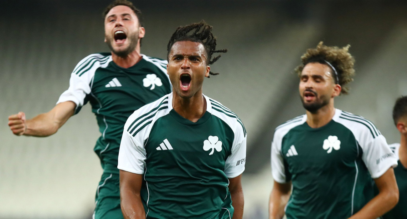 Ο Έρικ Πάλμερ-Μπράουν πανηγυρίζει μαζί με τους Αχμέντ Τουμπά και Ντάβιντε Καλάμπρια το γκολ που σημείωσε κόντρα στη Σαμσουνσπόρ - ΠΗΓΗ: Eurokinissi