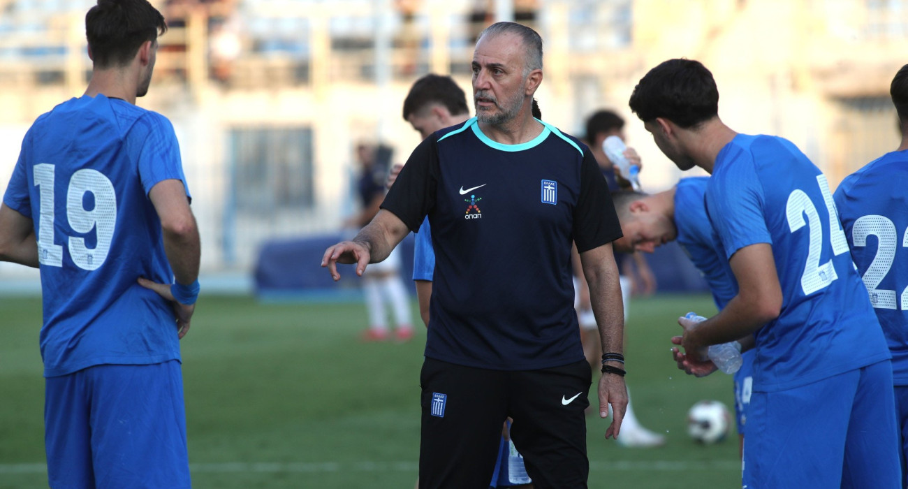 Ο προπονητής της Εθνικής Ελπίδων Γιάννης Ταουσιάνης / Πηγή: Intime