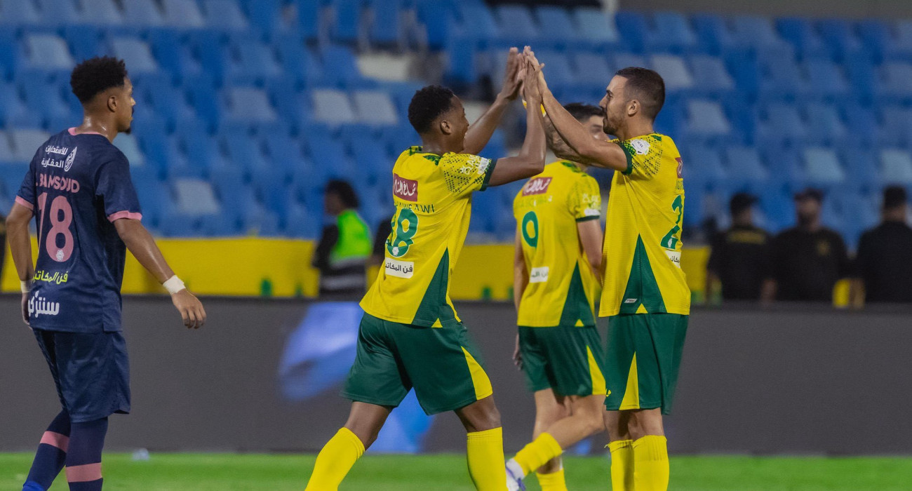 Ο Δημήτρης Κουρμπέλης δέχεται τα συγχαρητήρια από τους συμπαίκτες τους στην Αλ-Καλίτζ / Screenshot