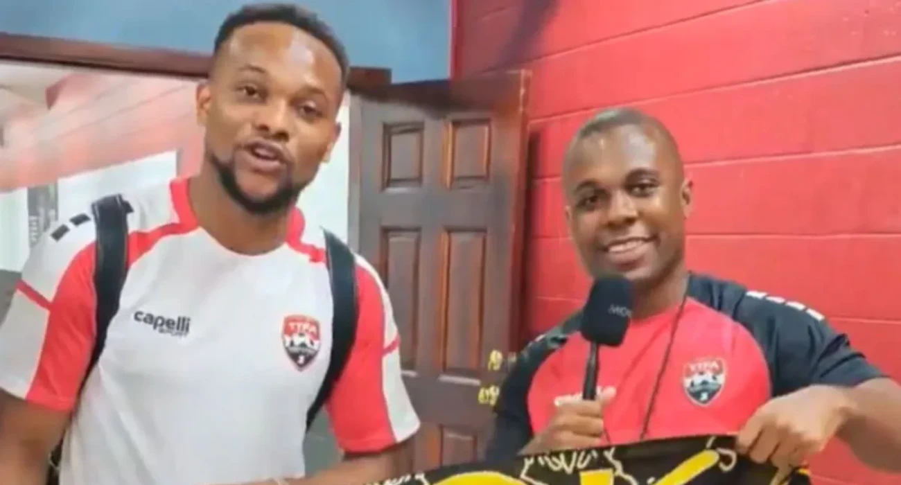 Ο Λιβάι Γκαρσία με  κασκόλ της ΑΕΚ / Screenshot