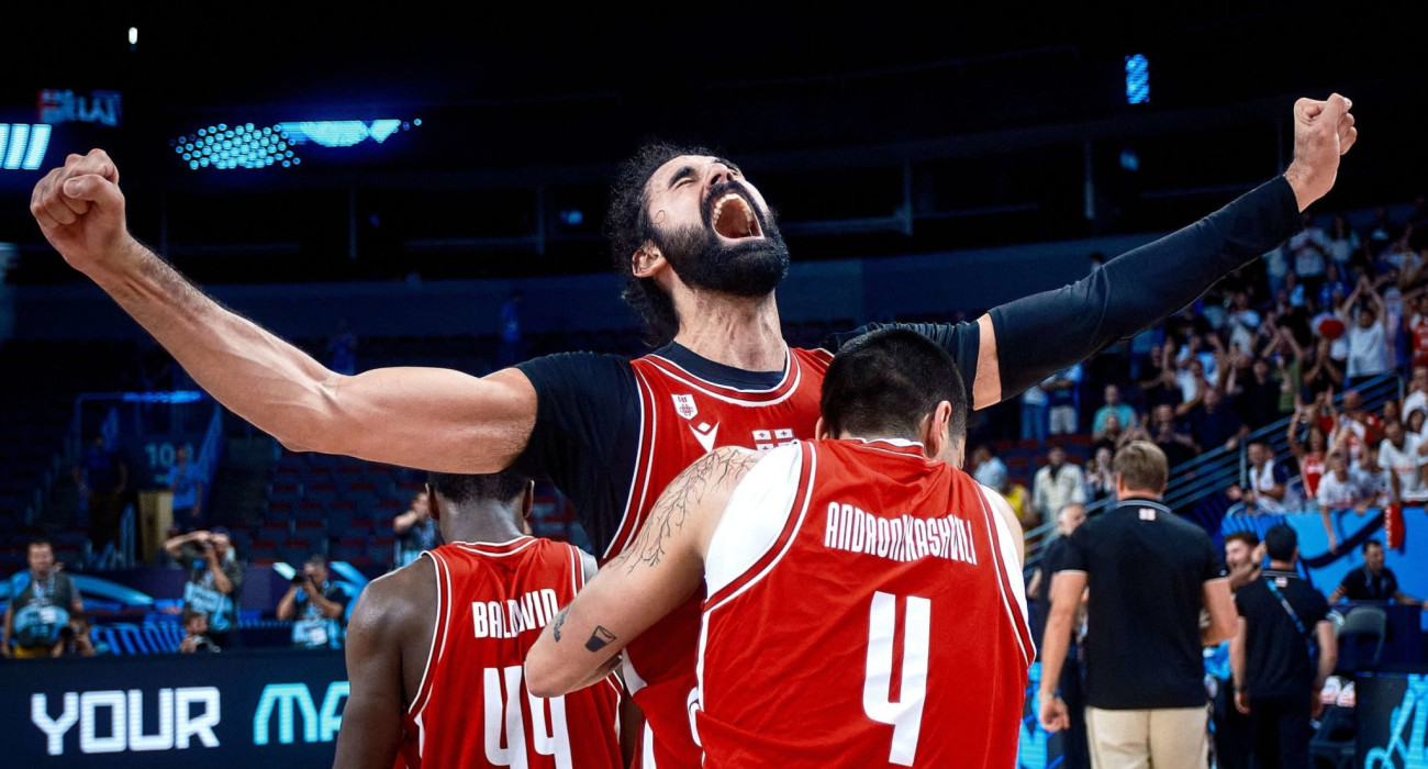 Οι παικτες της Γεωργίας πανηγυρίζουν τη νίκη επί της Γαλλίας/Πηγή: FIBA