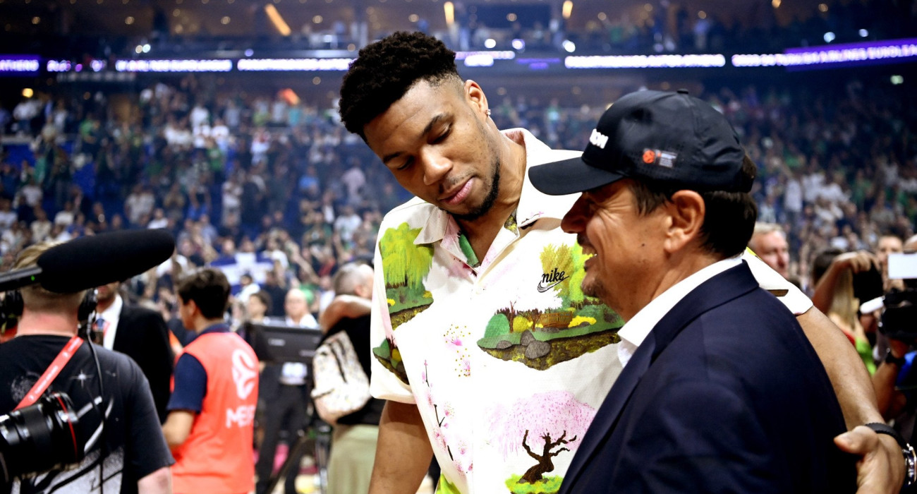 Ο Γιάννης Αντετοκούνμπο αγκαλιάζει τον πρωταθλητή Ευρώπης, Εργκίν Αταμάν / Πηγή: Luca Sgamellotti / Getty Images