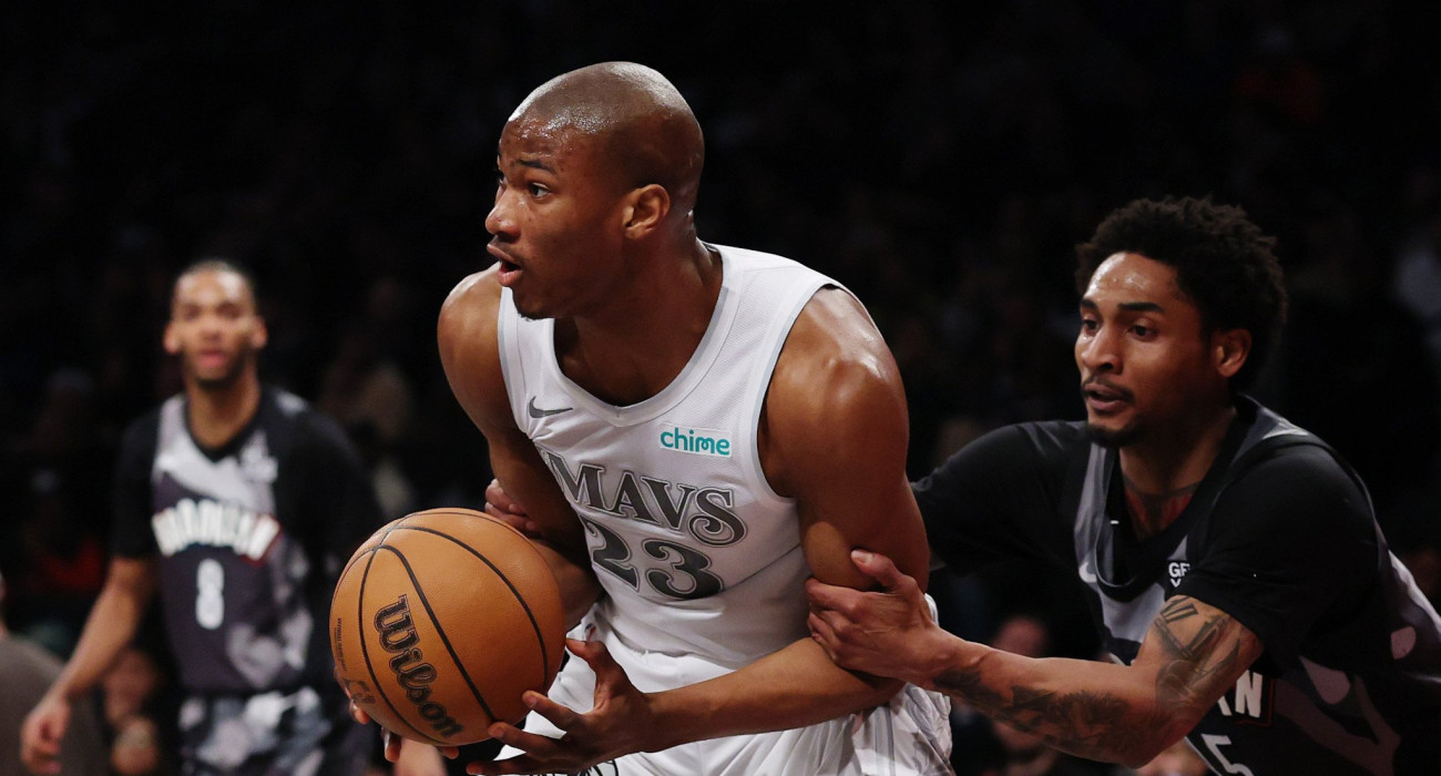 Ο Κάι Τζόουνς με τη φανέλα των Ντάλας Μάβερικς, Πηγή: Sarah Stier/Getty Images/ Ideal Images