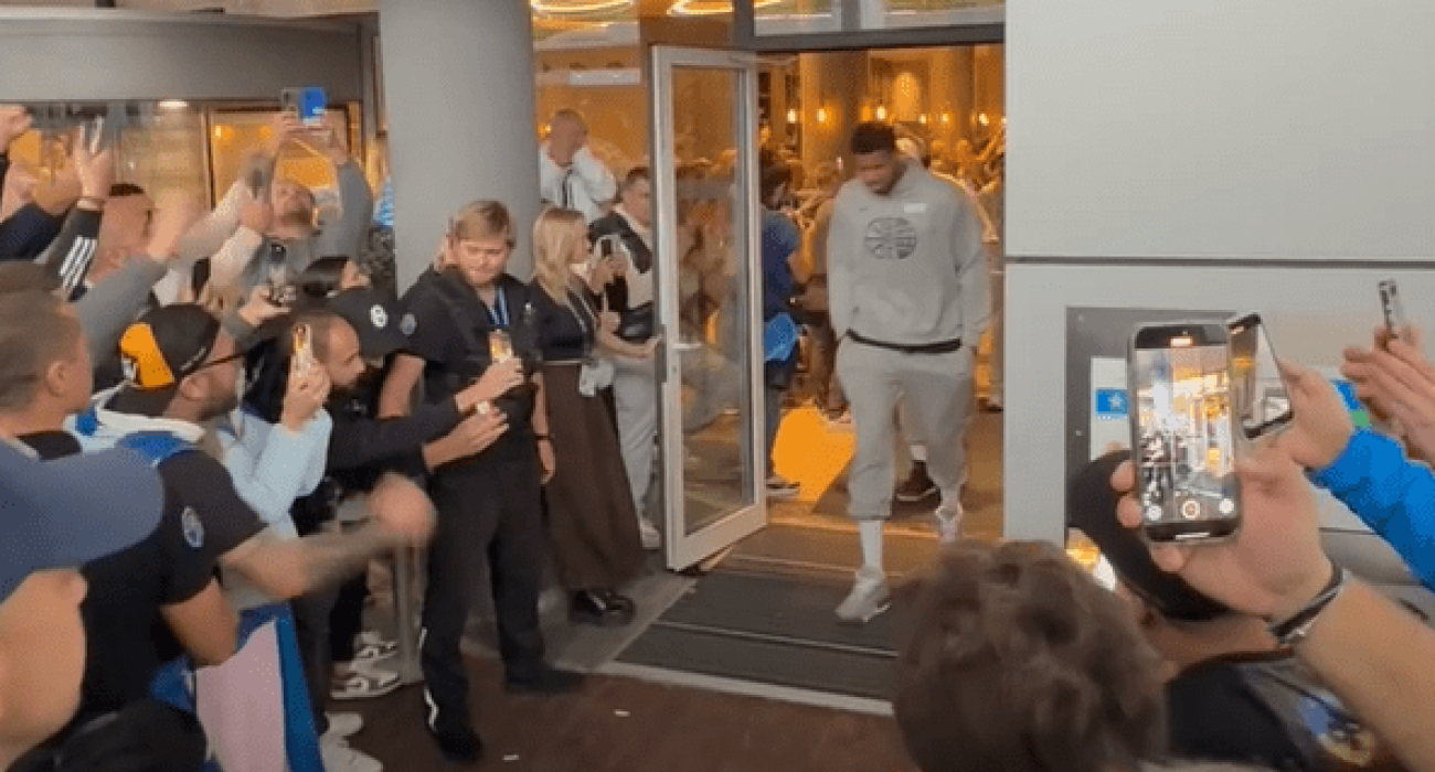 Στιγμιότυπο από την αναχώρηση της Ελλάδας προς την «Xiaomi Arena»