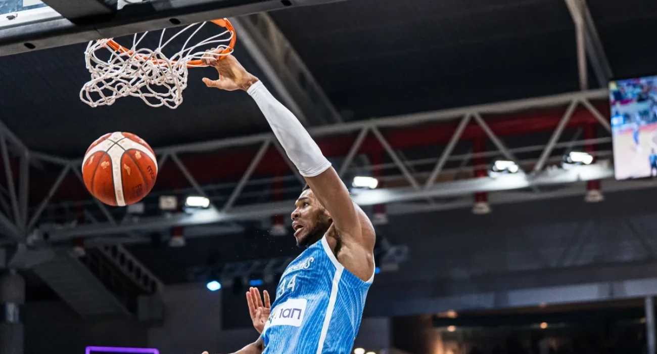 Ο Γιάννης Αντετοκούνμπο καρφώνει με μανία / Πηγή: FIBA Basketball
