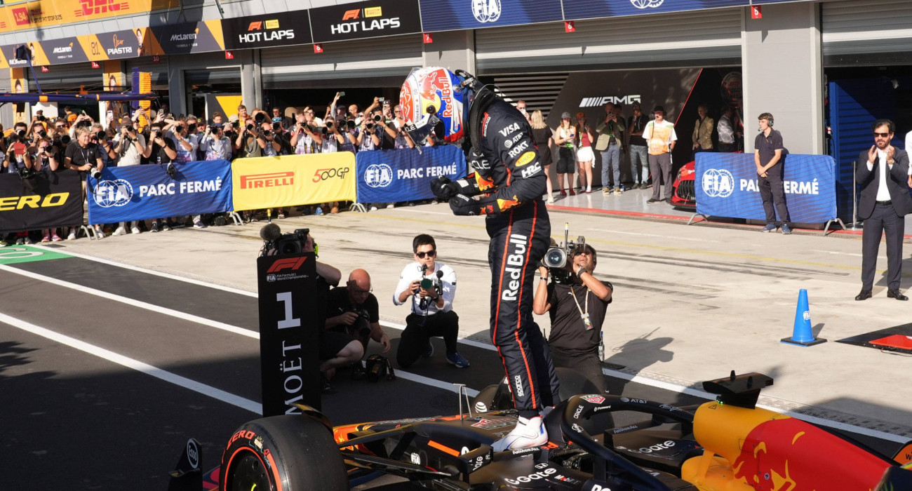 O Μαξ Φερστάπεν πανηγυρίζει μία ιστορική στιγμή για τον ίδιο και την F1 / Πηγή: Imago