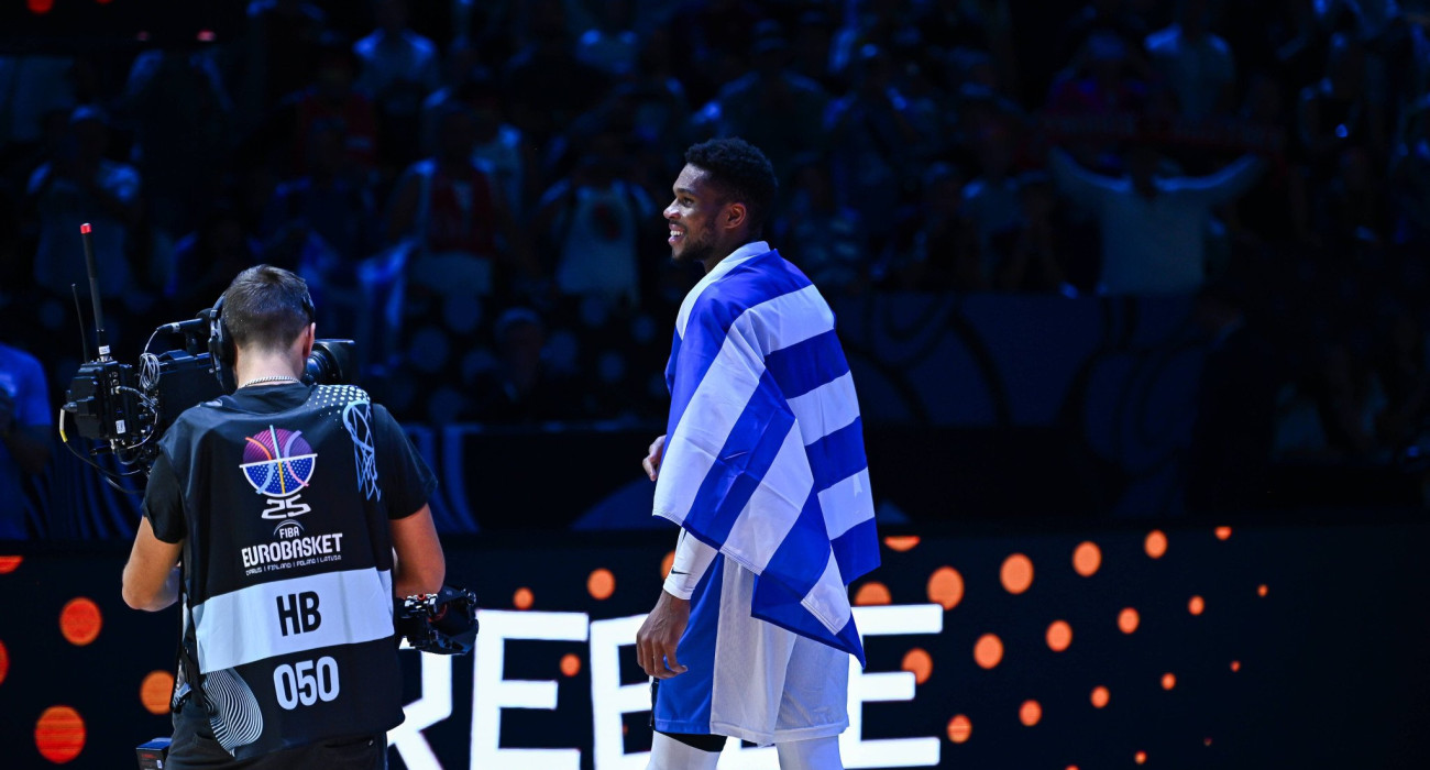 Ο Γιάννης Αντετοκούνμπο με ένα μεγάλο χαμόγελο και μια σημαία / Πηγή: Imago