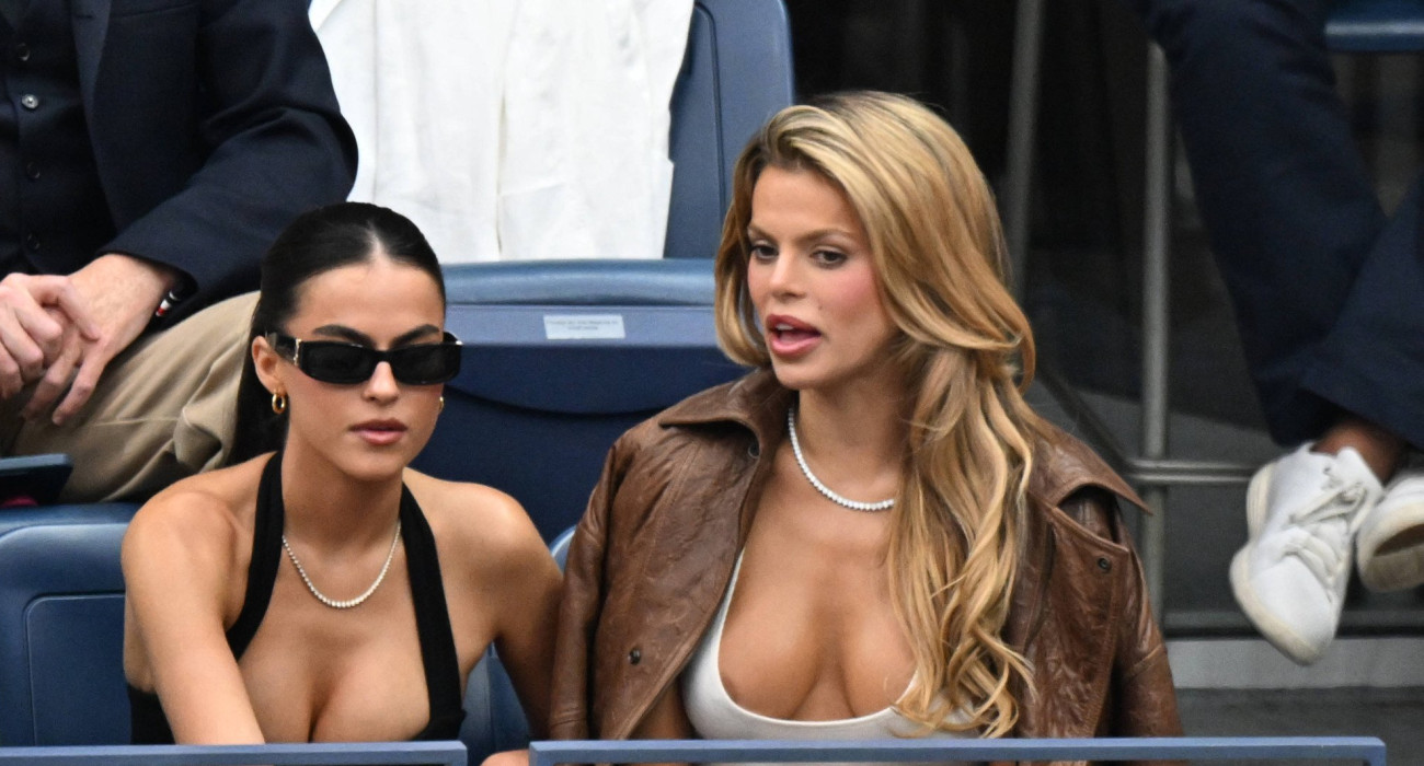 Η Μπρουκ Νέιντερ (δεξιά) παρακολουθεί τον τελικό του US Open ανάμεσα σε Αλκαράθ και Σίνερ / Πηγή: Imago