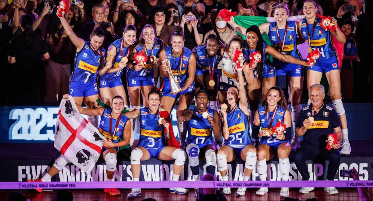 Η πανηγυρική φωτογραφία της Ιταλίας με το χρυσό μετάλλιο και το κύπελλο του Παγκοσμίου Πρωταθλήματος βόλεϊ / Πηγή: FIVB Women's Volleyball World Championship 2025