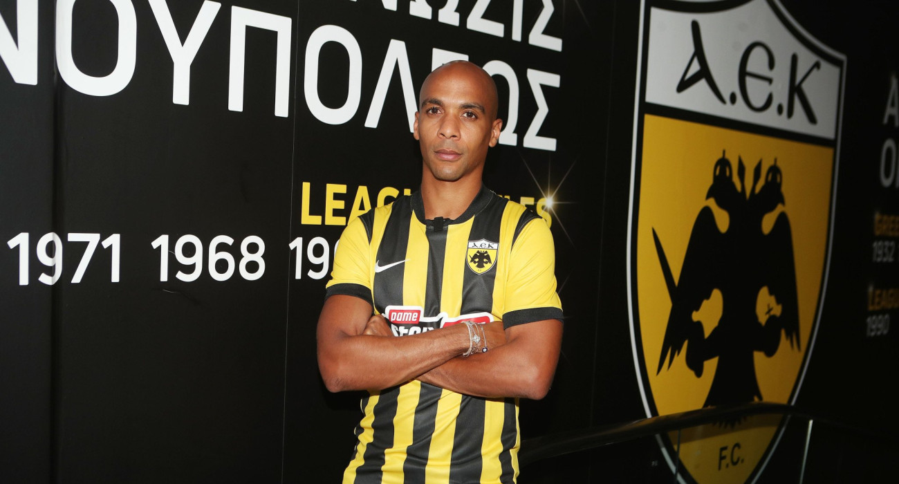 Ο Ζοάο Μάριο με τη φανέλα της ΑΕΚ / Πηγή: Intime