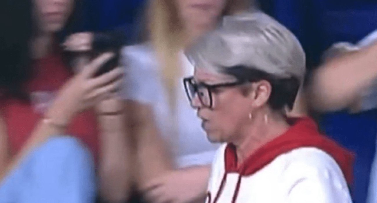 H «τρελή Κάρεν» είναι η πιο μισητή γυναίκα στο internet - H ενέργειά της στη διάρκεια ενός αγώνα προκάλεσε σάλο (και πολλά memes)