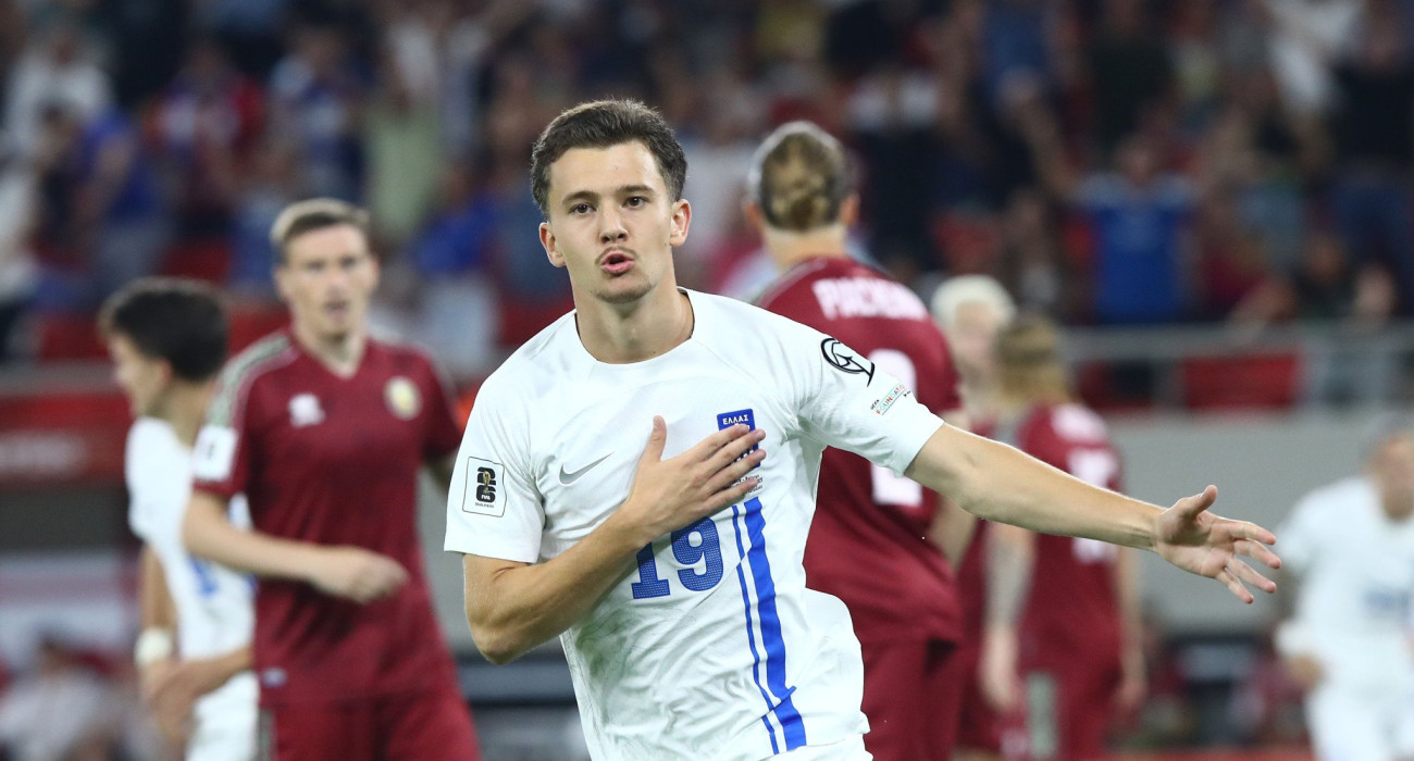 Ο Κωνσταντίνος Καρέτσας πανηγυρίζει στο Ελλάδα-Λευκορωσία / Πηγή: Intime