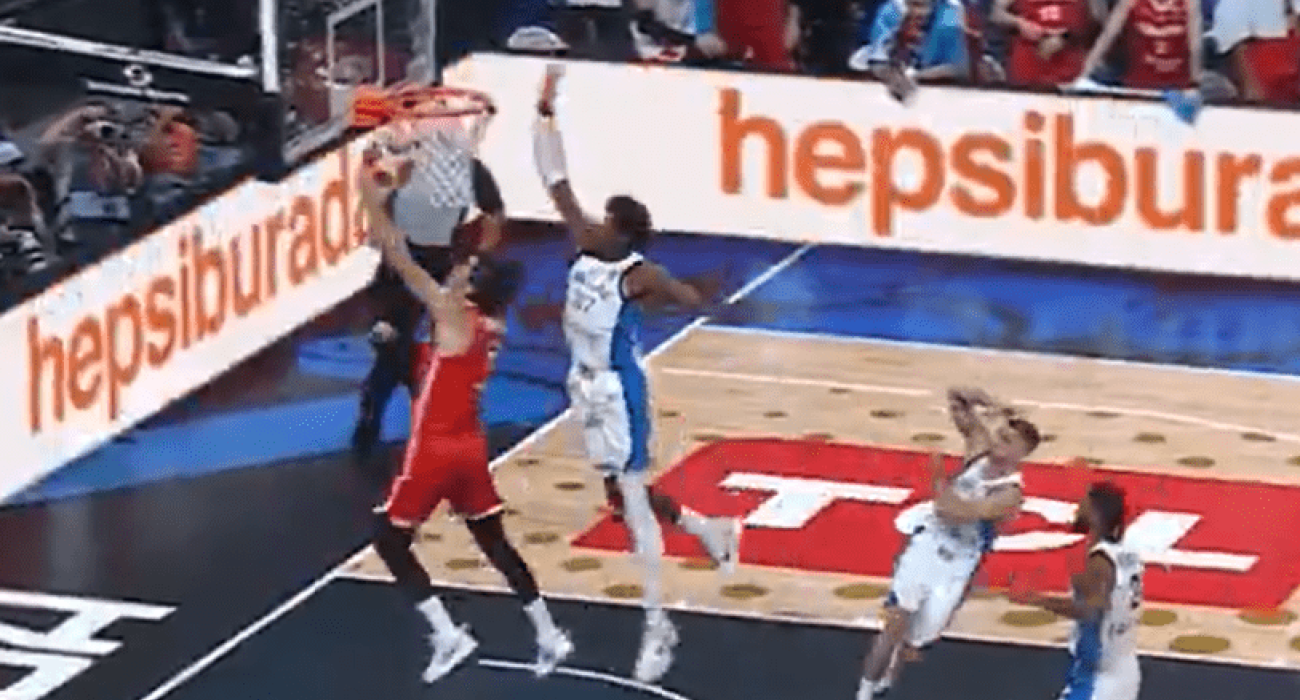 O Kώστας Αντετοκούνμπο «έσβησε τα φώτα» στον Οσμάν (video)