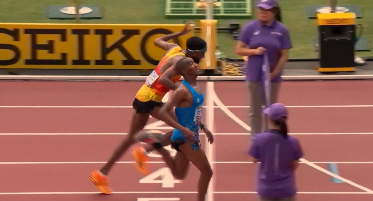 Πέτρος Αμανάλ και Αλφόνς Φίλιξ Σίμπου στον τερματισμό του μαραθωνίου των ανδρών / Screenshot