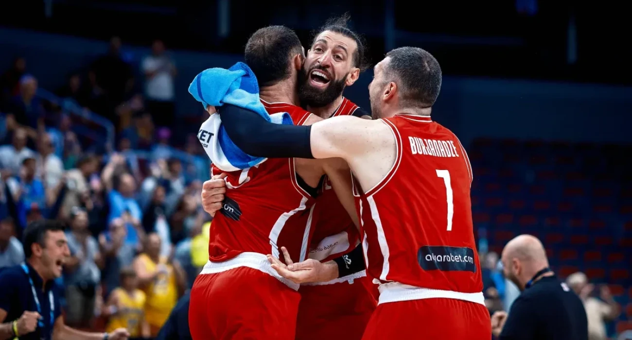 Οι Γεωργιανοί πανυγηρίζουν την επική πρόκριση κόντρα στους Γάλλους / Πηγή: FIBA