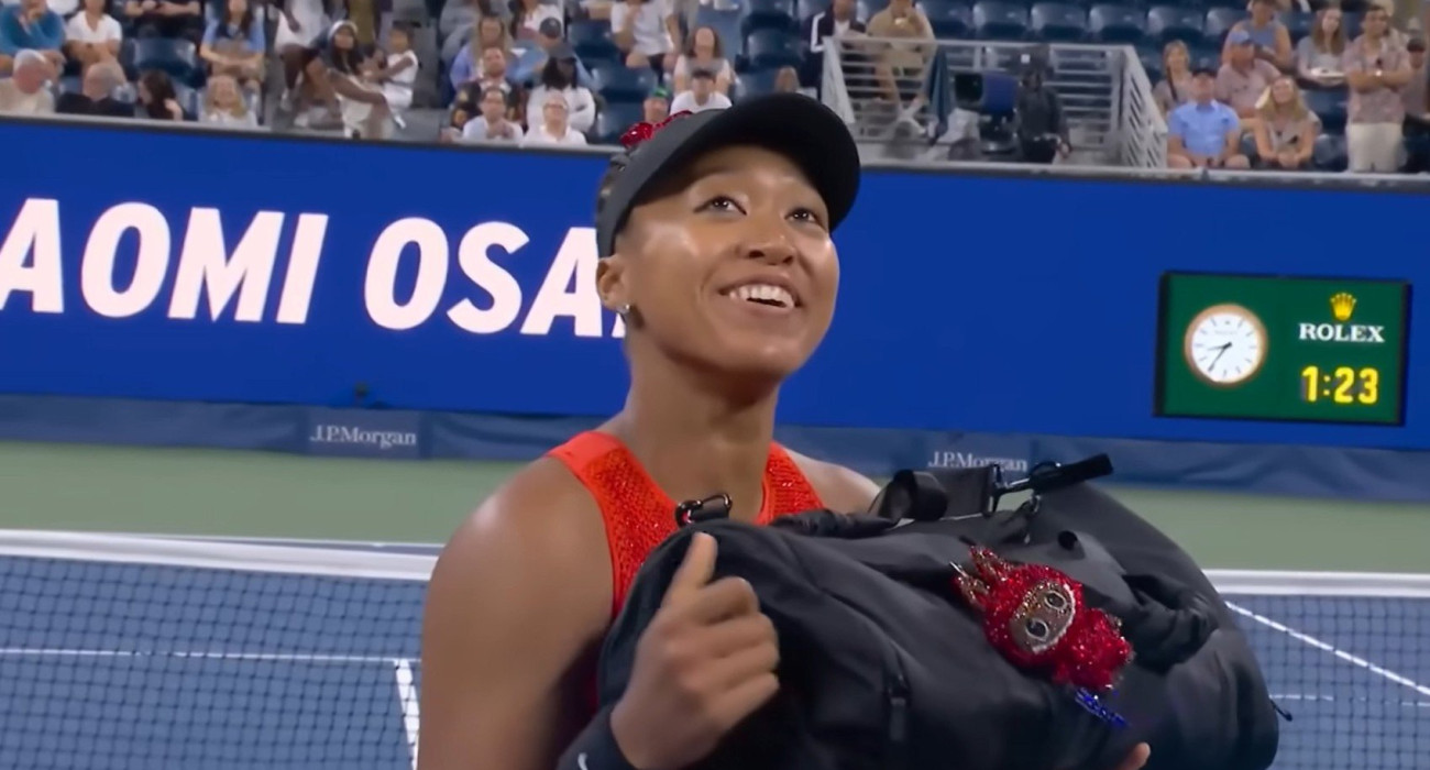 Η Ναόμι Οσάκα με το Labubu κουκλάκι που έχει περασμένο στην τσάντα της στο US Open / Screenshot