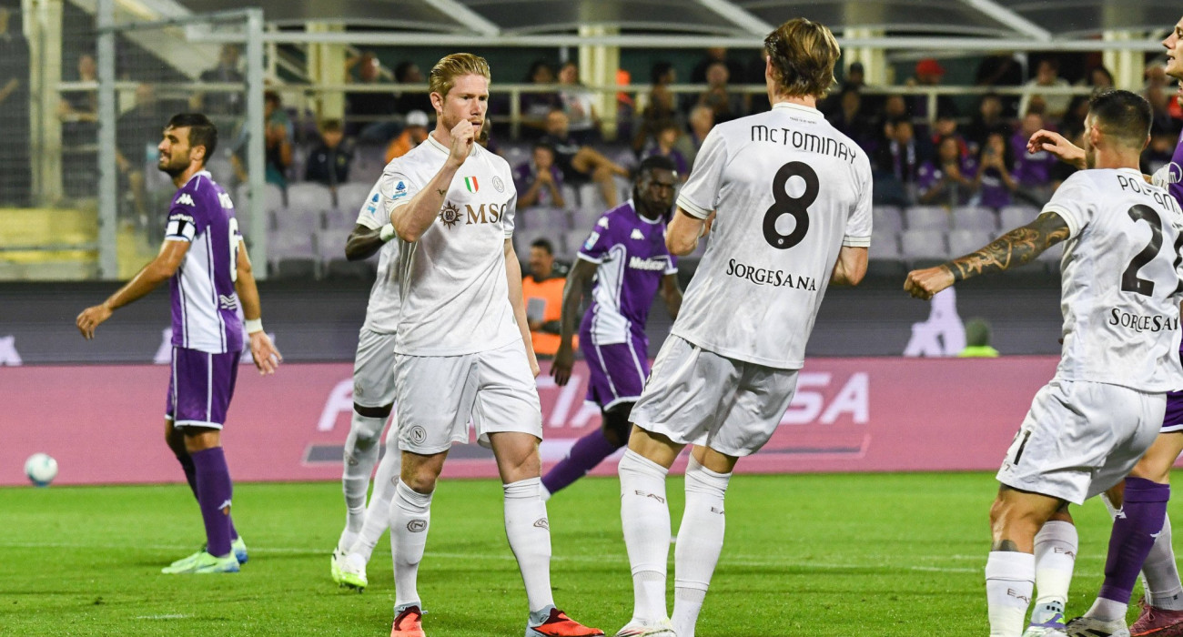 Ντε Μπρούινε και Χόιλουντ πανηγυρίζουν τη νίκη της Νάπολι / Πηγή: Imago