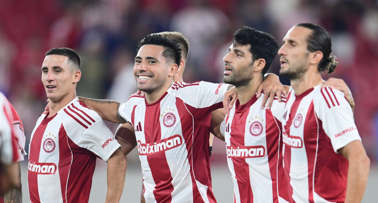 Οι παίκτες του Ολυμπιακού πανηγυρ΄ίζουν τη νικη επί του Πανσερραϊκού/Πηγή: Eurokinissi