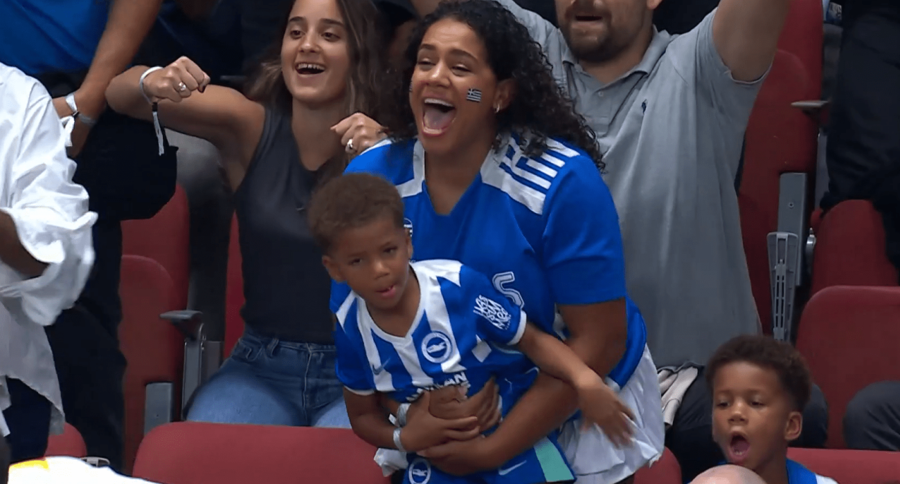 Ο σύντροφος του Γιάννη Αντετοκούνμπο, Μαράια, μαζί με τον γιό της πανυγηρίζουν στις κερκίδες της Xiaomi Arena / Screenshot