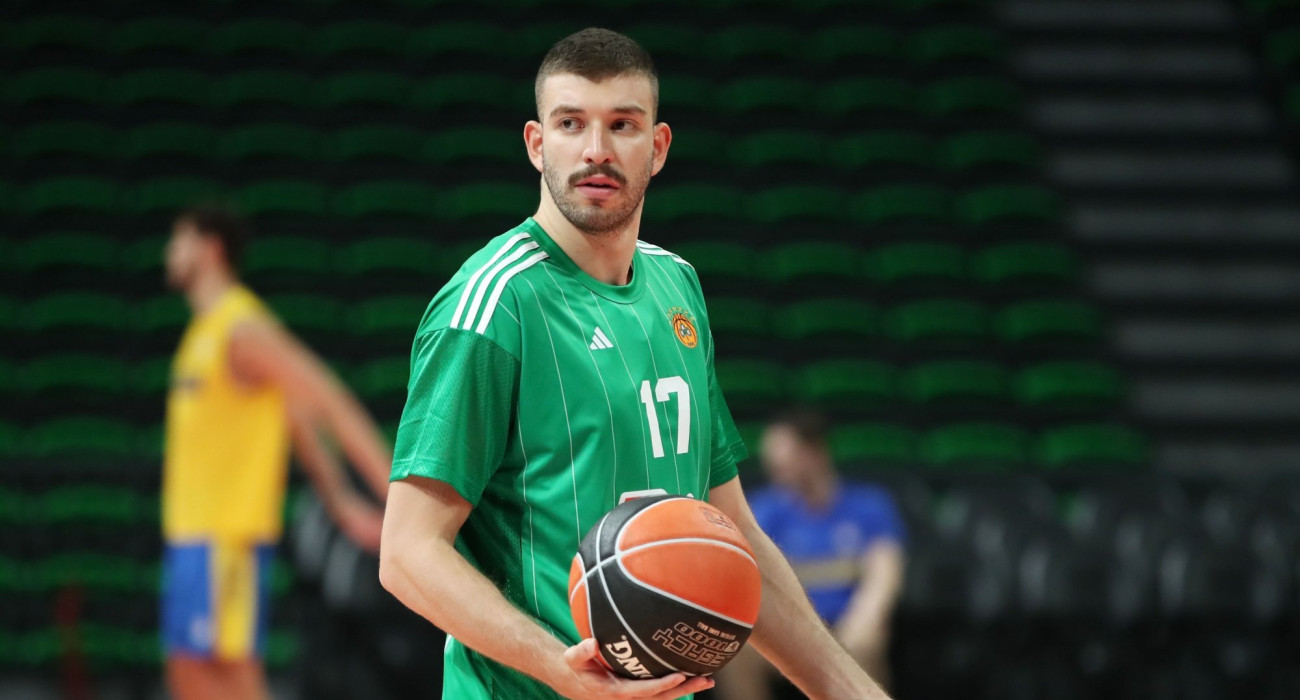 O Νίκος Ρογκαβόπουλος με την προπονητική φανέλα του Παναθηναϊκού