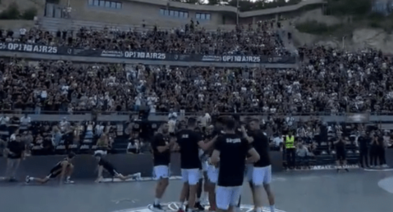 Η είσοδος των παικτών του ΠΑΟΚ στο παρκέ του ανοικτού του Βελιγραδίου