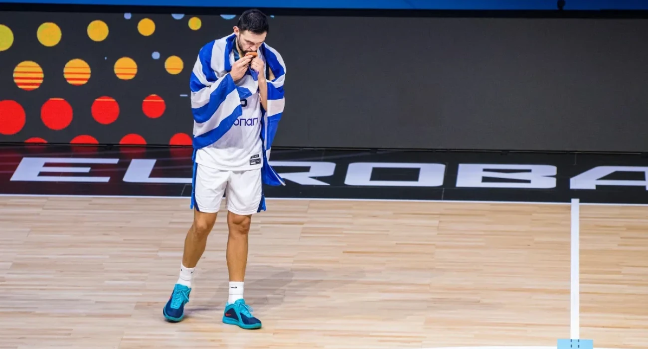 Ο Κώστας Παπανικολάου φιλάει το μετάλλιο, Πηγή: FIBA