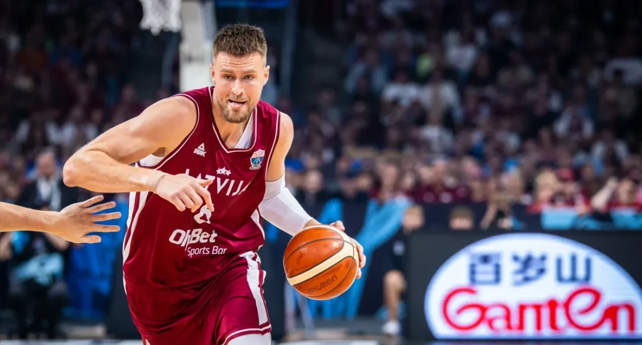 Ο Κρίσταπς Πορζίνγκις με την ομάδα της Λετονίας, Πηγή: FIBA