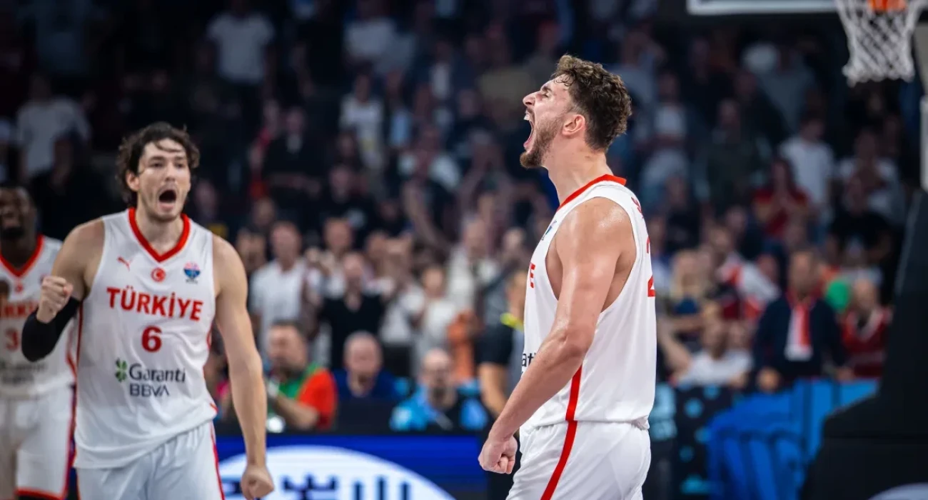 Ο Αλμπερέν Σενγκούν με την Εθνική Τουρκίας / Πηγή: FIBA