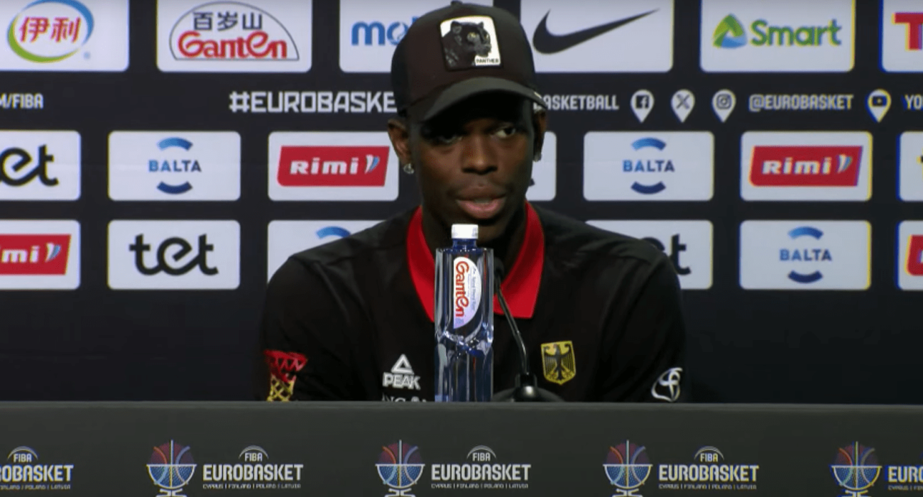 Ο Ντένις Σρέντερ σε συνέντευξη Τύπου της Γερμανίας