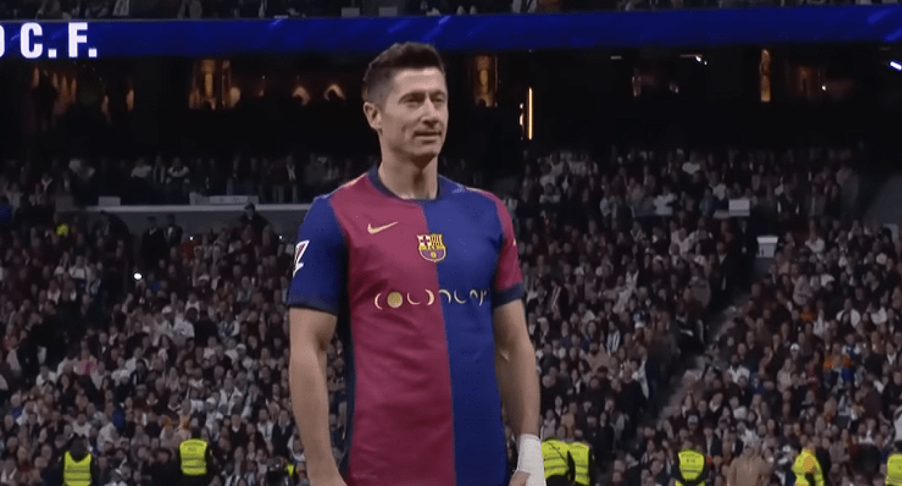 O Ρόμπερτ Λεβαντόφσκι πανηγυρίζει με την φανέλα της Μπαρτσελόνα / Πηγή: Printscreen