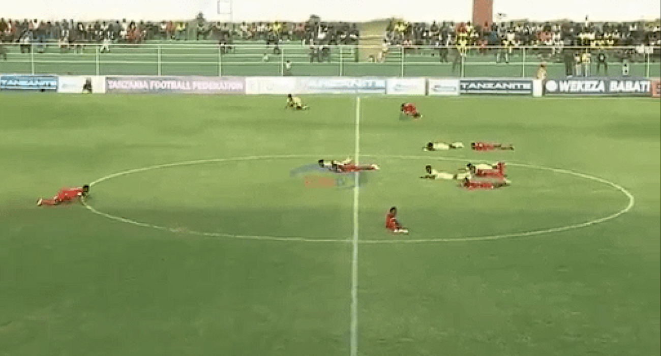 Η στιγμή που οι παίκτες πέφτουν στον αγωνιστικό χώρο / Πηγή: Printscreen