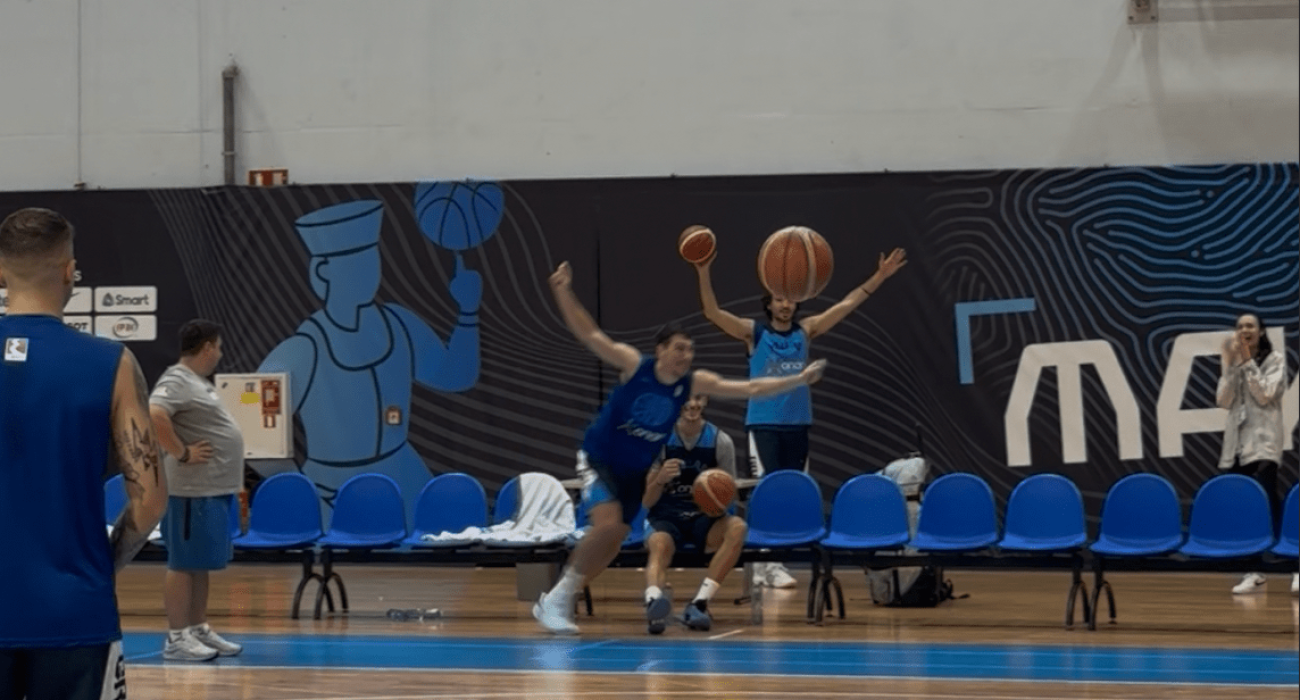 O Λαρεντ΄ζάκης πανηγυρίζει μετά το τρίποντο που έβαλε από τον πάγκο